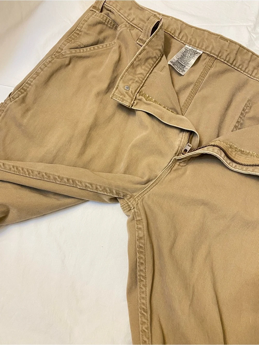 Carhartt Men’s pants Size 44 by 32 in good condition, clean, no tear.